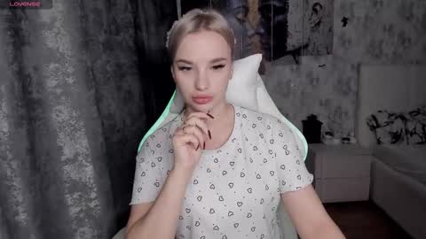 Snapshot of kirakrox chatting on November 3, 2025, 7:37 pm kirakrox online show from November 3, 2025, 7:37 pm