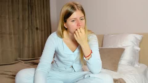 Kira online show from November 14, 2025, 9:57 pm