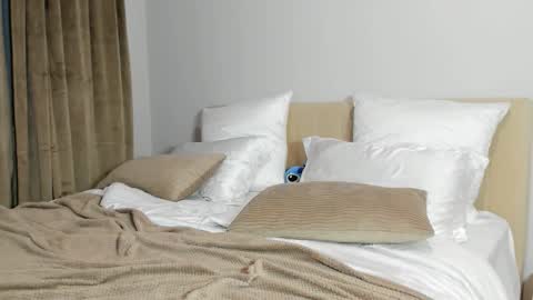 Kira online show from November 18, 2025, 5:28 pm