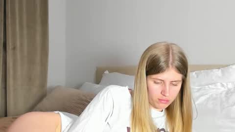 Kira online show from March 16, 2026, 8:02 pm