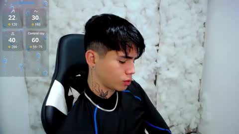 kiss_whitee online show from November 24, 2025, 8:19 pm