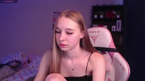 kitsuneyX online show from May 18, 2026, 11:43 pm