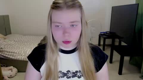 Snapshot of kitten_jenny01 chatting on June 14, 2026, 4:53 pm Jennyblonde and Emmabrunette online show from June 14, 2026, 4:53 pm