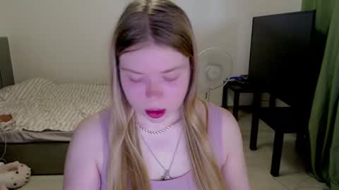 Snapshot of kitten_jenny01 chatting on July 15, 2026, 6:02 pm Jennyblonde and Emmabrunette online show from July 15, 2026, 6:02 pm