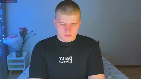 Snapshot of kittenmur chatting on November 10, 2025, 7:24 pm Vlad online show from November 10, 2025, 7:24 pm