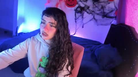 kitty__chs online show from November 6, 2025, 1:34 pm