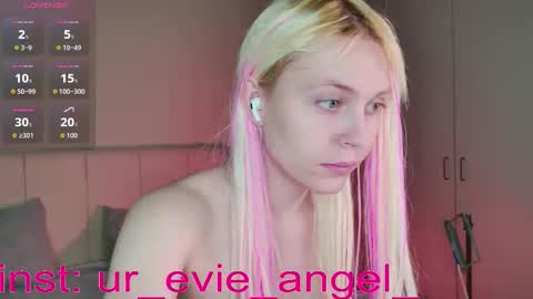 Evelyn online show from March 19, 2026, 3:05 pm