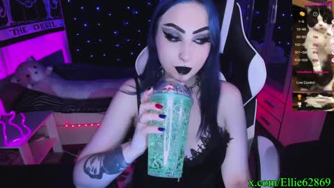 Snapshot of kitty_goth chatting on December 5, 2024, 6:00 pm Hey Im Ellie if you like me and like my show give me a thumbs up hehe online show from December 5, 2024, 6:00 pm