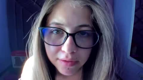 Snapshot of kittypinky01 chatting on May 4, 2026, 3:52 pm Sarah online show from May 4, 2026, 3:52 pm