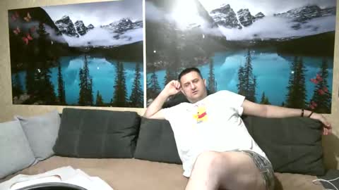 Kleosnow online show from September 8, 2025, 4:06 pm