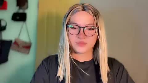 Snapshot of krezikeed chatting on May 21, 2026, 12:01 pm krezikeed online show from May 21, 2026, 12:01 pm