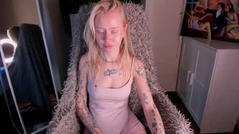 kris_grant online show from October 3, 2025, 8:33 am