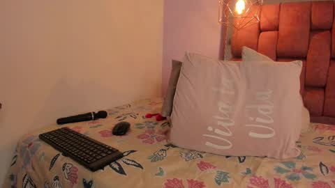 Snapshot of kristakinnky chatting on October 22, 2025, 1:44 pm BETANIA online show from October 22, 2025, 1:44 pm