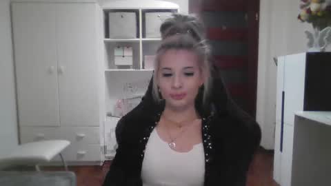 KristineAmore online show from October 9, 2025, 7:50 am