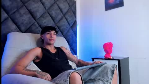 Snapshot of kroywave chatting on July 8, 2026, 3:55 am Kroy Wave Muscle Tattoos Latino online show from July 8, 2026, 3:55 am