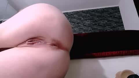 Snapshot of krystal_desire chatting on October 7, 2025, 5:37 am krystal desire online show from October 7, 2025, 5:37 am