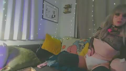 krystalvenison online show from December 17, 2025, 1:28 pm