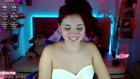 k ylie online show from October 3, 2025, 10:29 pm