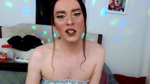 Lacey Phoenix online show from December 19, 2025, 2:51 am