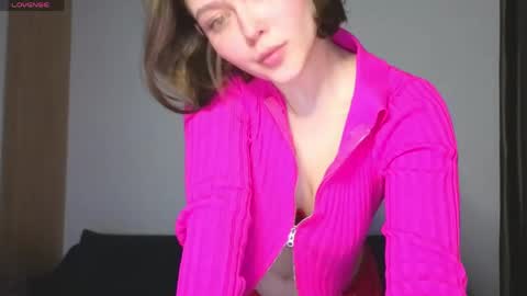 lady_birdd online show from April 16, 2026, 6:52 pm