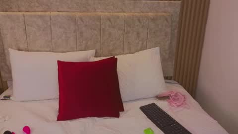 laiamilf online show from January 28, 2025, 11:39 pm