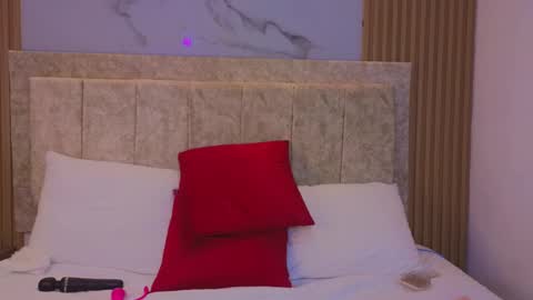 laiamilf online show from March 7, 2025, 12:48 am