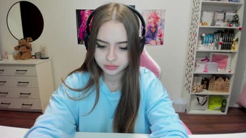 Snapshot of lain__ chatting on December 19, 2024, 11:25 pm Kira online show from December 19, 2024, 11:25 pm