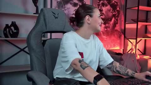 just call me Lana  and her security online show from October 2, 2025, 8:21 am