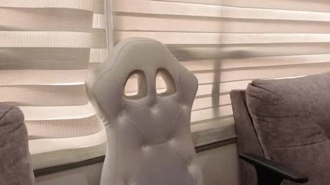 lanna_as online show from May 11, 2026, 2:23 pm