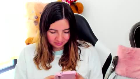 Lara online show from April 22, 2026, 8:43 pm