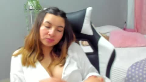 Lara online show from May 15, 2026, 11:01 pm