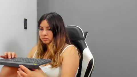 Lara online show from June 26, 2026, 4:28 am