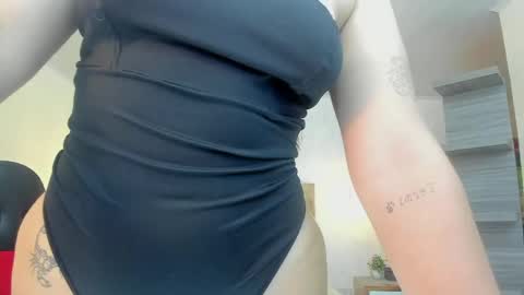 Snapshot of larsonmia chatting on April 13, 2026, 12:21 pm MIA online show from April 13, 2026, 12:21 pm