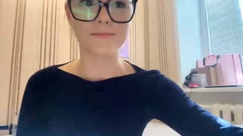 Mia online show from June 17, 2026, 2:18 pm