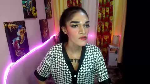 Snapshot of latina_goddes4uxxx chatting on December 15, 2024, 12:06 pm ask me online show from December 15, 2024, 12:06 pm