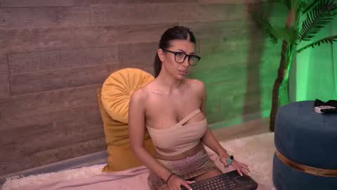 Latina online show from September 25, 2025, 4:54 pm