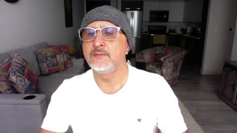 QS - INDEPENDENT MODEL online show from February 2, 2025, 4:54 pm