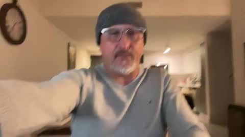 QS - INDEPENDENT MODEL online show from March 9, 2025, 11:35 pm