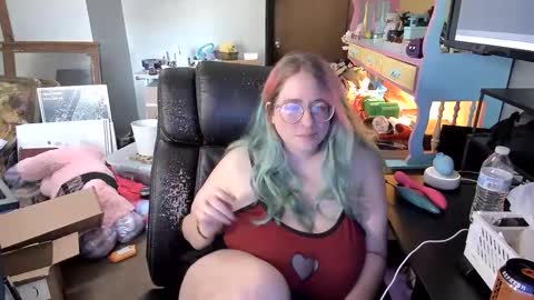 Snapshot of laughingleo chatting on October 8, 2025, 7:33 pm Little Leo online show from October 8, 2025, 7:33 pm