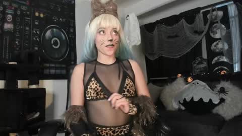 Snapshot of laulopez0 chatting on November 2, 2025, 5:10 am Laura Switch Girl online show from November 2, 2025, 5:10 am