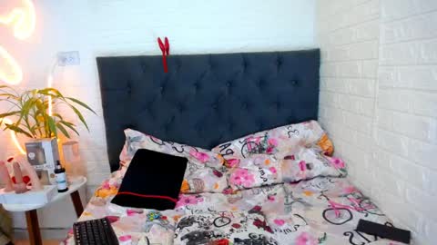 LAURA online show from April 7, 2026, 4:18 pm