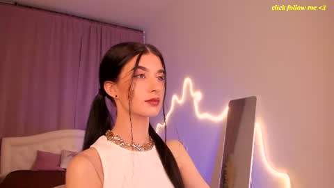 Laura online show from July 5, 2026, 9:00 pm