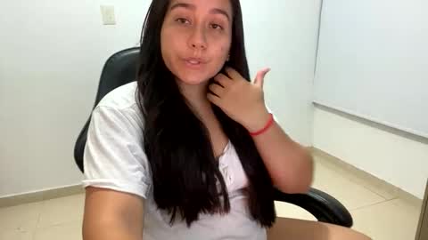 Snapshot of laura_d23 chatting on October 17, 2025, 11:18 pm laura online show from October 17, 2025, 11:18 pm