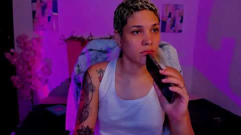 Snapshot of laura_r23 chatting on October 25, 2025, 7:30 pm Laura Rose online show from October 25, 2025, 7:30 pm