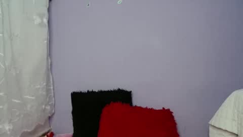 lauracb          online show from January 1, 2025, 5:01 am