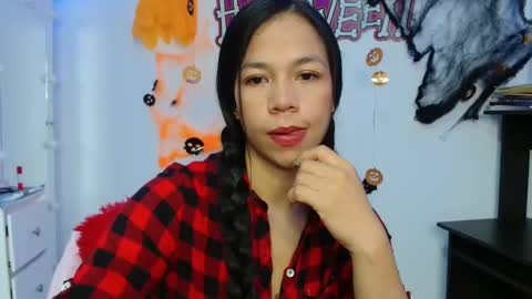 lauracb          online show from October 22, 2025, 5:41 am
