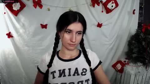 Snapshot of lauradre_ chatting on January 6, 2025, 8:35 am Laura online show from January 6, 2025, 8:35 am