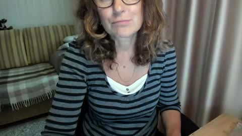 Snapshot of lauraoven1 chatting on July 6, 2026, 3:03 pm Lauraoven1 online show from July 6, 2026, 3:03 pm