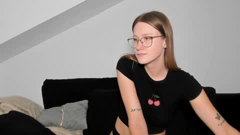 Snapshot of laurasommer chatting on May 19, 2026, 2:12 pm Laura Lara Sommer online show from May 19, 2026, 2:12 pm