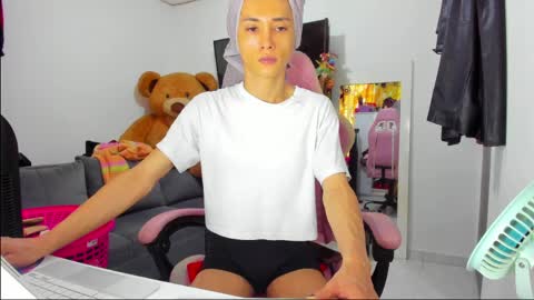 Snapshot of laurencesophiets chatting on April 22, 2026, 8:43 pm SF online show from April 22, 2026, 8:43 pm